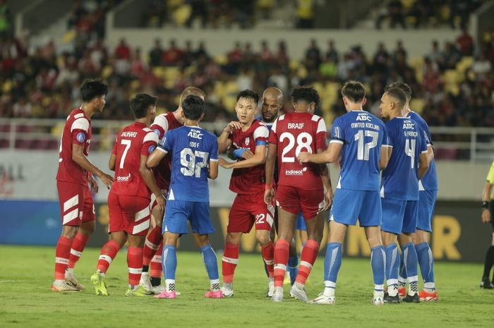 Persib resmi menjadi juara paruh musim usai mengalahkan Persis Solo pada pekan ke-17 Liga 1 2024/2025 di Stadion Manahan, Solo, Minggu (29/12/2024) malam WIB