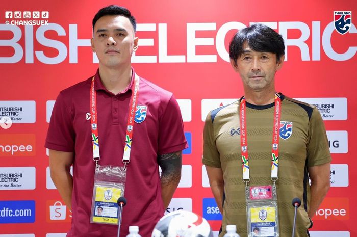 Pelatih Thailand Masatada Ishii (kanan) dan bek Chalermsak Aukkee (kiri) dalam konferensi pers jelang lawan Filipina di Semifinal ASEAN Cup 2024.