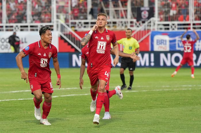 Pemain Malut United, Cassio Scheid, sedang melakukan selebrasi setelah mencetak gol ke gawang PSM Makassar, Selasa (17/12/2024).