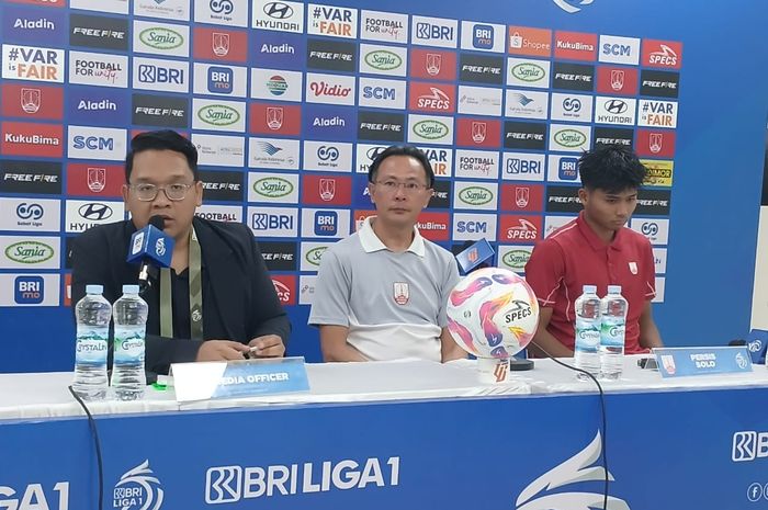 Pelatih Persis Solo, Ong Kim Swee, dan perwakilan dari pemain, Arkhan Kaka, pada sesi konferensi pers usai laga pekan ke-17 Liga 1 2024-2025 kontra Persib Bandung, Minggu (29/12/2024) di Stadion Manahan, Solo.