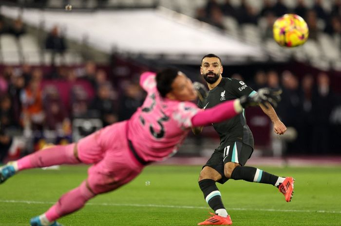 Momen winger Liverpool, Mohamed Salah, mencetak gol ke gawang West Ham United kawalan Alphonse Areola dalam lanjutan Liga Inggris 2024-2025.