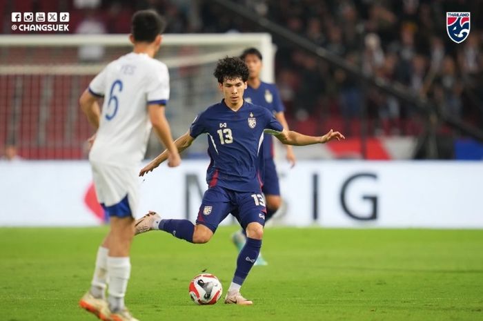 Gelandang Timnas Thailand, Benjamin Davis, menguasai bola dalam pertandingan semifinal leg kedua ASEAN Cup 2024 melawan Timnas Filipina.