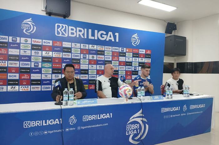 Pelatih Persib Bandung, Bojan Hodak dan Nick Kuipers selaku perwakilan pemain pada sesi konferensi pers pasca-pertandingan lawan Persis Solo di Stadion Manahan, Solo, Minggu (29/12/2024) malam WIB