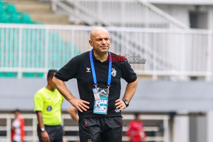 Pelatih PSM Makassar, Bernardo Tavares, sedang memantau para pemainnya saat bertanding di Stadion Pakansari, Bogor, Jawa Barat, Minggu (29/12/2024).