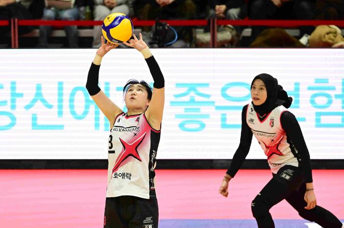 Setter Daejeon JungKwanJang Red Sparks, Yeum Hye-seon sedang memberikan umpan kepada Megawati Hangestri Pertiwi