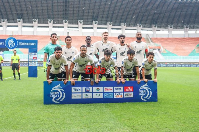 Skuat PSM Makassar (skuad PSM Makassar) sedang berfoto bersama jelang berlaga di Stadion Pakansari, Bogor, Jawa Barat, Minggu (29/12/2024).