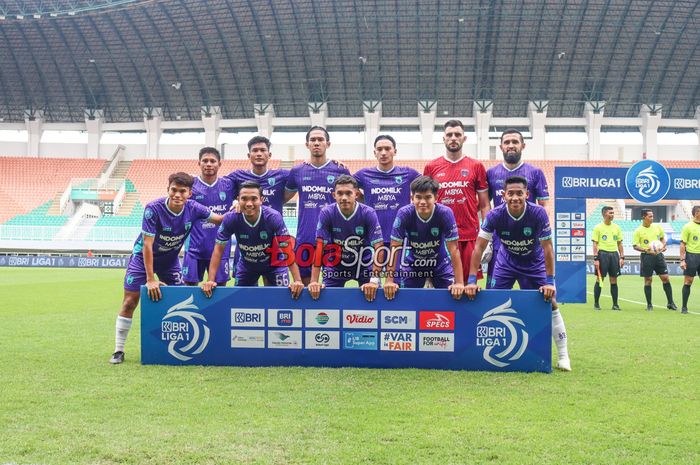 Skuat Persita Tangerang (skuad Persita Tangerang) sedang berfoto bersama jelang berlaga di Stadion Pakansari, Bogor, Jawa Barat, Minggu (29/12/2024).