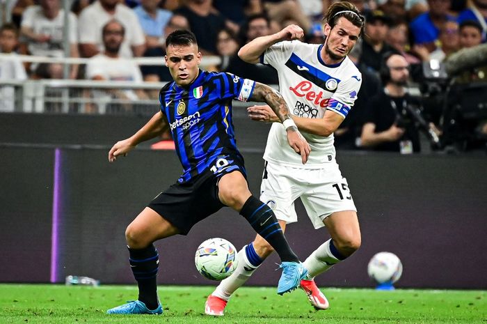 Lautaro Martinez (kiri) berduel dengan Maarten de Roon dalam laga Inter Milan vs Atalanta di Liga Italia (30/8/2024). Kedua tim terganas di Serie A sepanjang tahun lalu ini akan membuka Piala Super Italia 2024 di Riyadh, Kamis (2/1/2025).