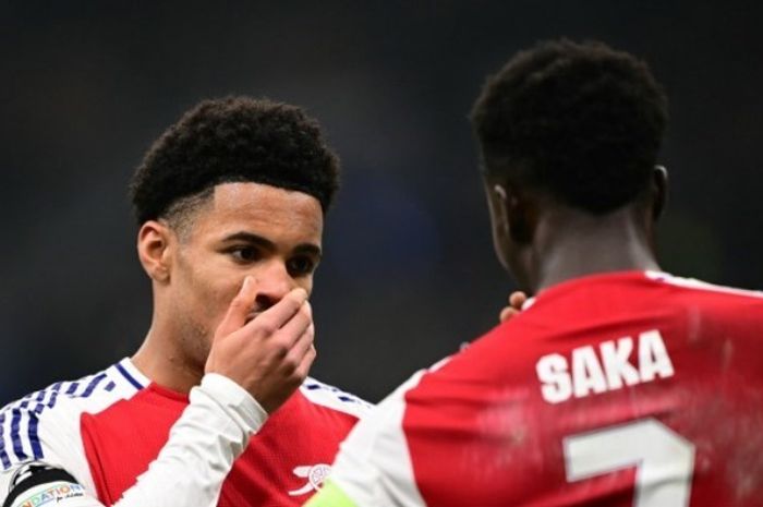 Pemain muda Arsenal, Ethan Nwaneri (kiri), dianggap sudah layak menjadi pengganti sementara Bukayo Saka.