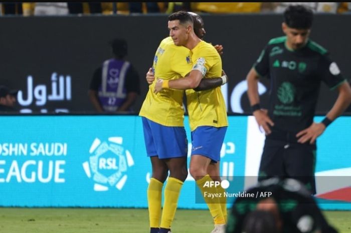 Cristiano Ronaldo saat berpelukan dengan Seko Fofana dalam pertandingan Al Nassr melawan Al Ahli pada lanjutan Liga Arab Saudi (22/9/2023). Fofana resmi tinggalkan Ronaldo untuk gabung klub Prancis, Rennes, di bursa transfer Januari 2025.