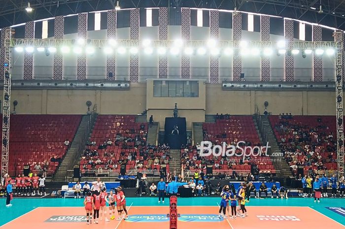 Suasana pertandingan pembuka Proliga 2025 antara Yogya Falcon dan Jakarta Electric PLN di GOR Jatidiri, Semarang, Jawa Tengah, 3 Januari 2025.