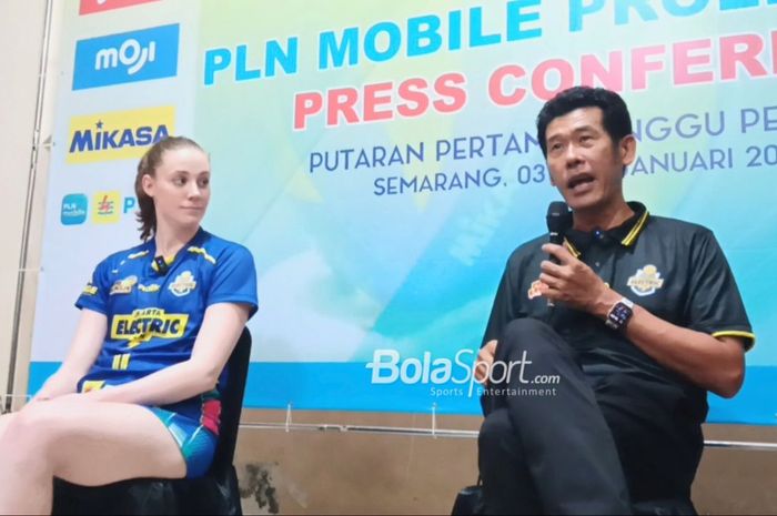 Polina Shemanova dan pelatih Chamnan Dokmai dari tim Jakarta Electric PLN berbicara kepada awak media setelah laga pembuka Proliga 2025 di GOR Jatidiri, Semarang, Jawa Tengah, 3 Januari 2025.