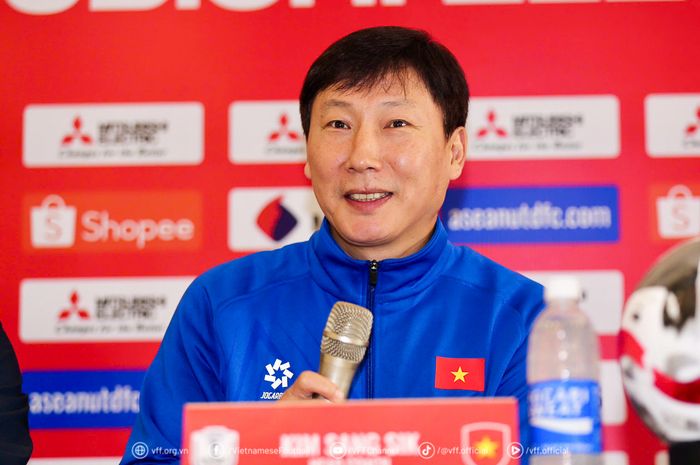 Pelatih Timnas Vietnam Kim Sang-sik saat konferensi pers di ajang ASEAN Cup 2024.