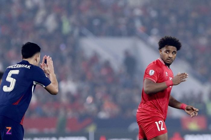 Bek Timnas Thailand, Chalermsak Aukkee, meminta maaf usai tangannya mengenai wajah Nguyen Xuan Son saat keduanya terlibat duel.