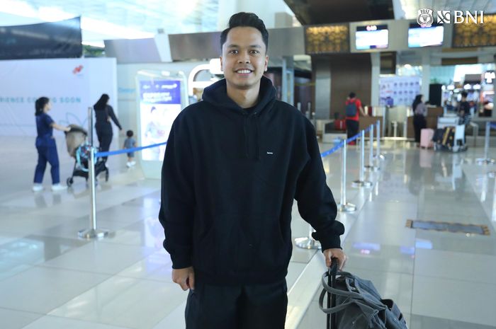 Tunggal putra Indonesia, Anthony Sinisuka Ginting, di bandara jelang keberangkatan ke Kuala Lumpur, Malaysia untuk berlaga pada Malaysia Open 2025.