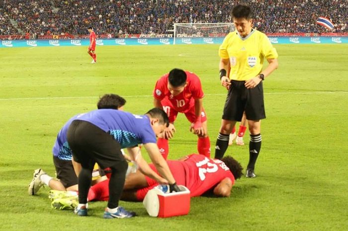 Striker naturalisasi Vietnam, Nguyen Xuan Son, mengalami cedera horor hingga patah kaki di laga final leg kedua ASEAN Cup 2024, Minggu (5/1/2024).