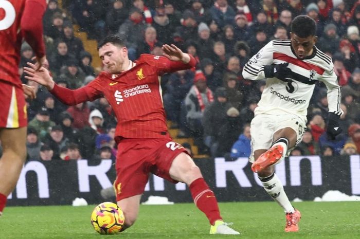 Aksi Amad Diallo saat jumpa Liverpool pada lanjutan Liga Inggris 2024-2025 di Anfield.