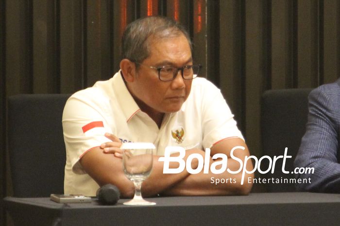 Manajer Timnas Indonesia Sumardji saat di hadapan media agenda pemecatan hubungan kerja dengan Shin Tae-yong.. 