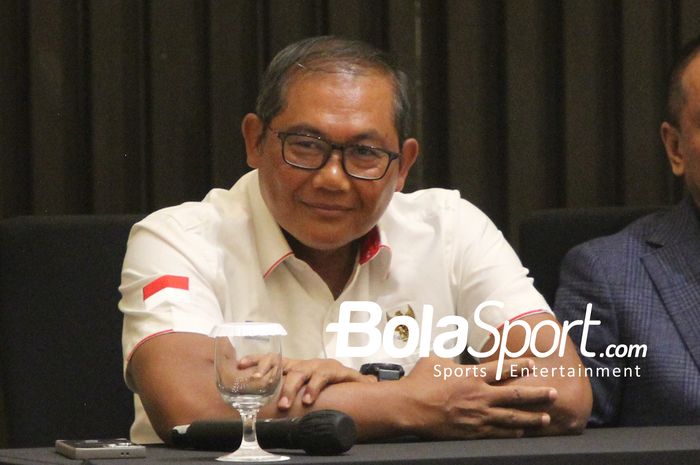 Manajer Timnas Indonesia Sumardji saat di hadapan media agenda pemecatan hubungan kerja dengan Shin Tae-yong.. 