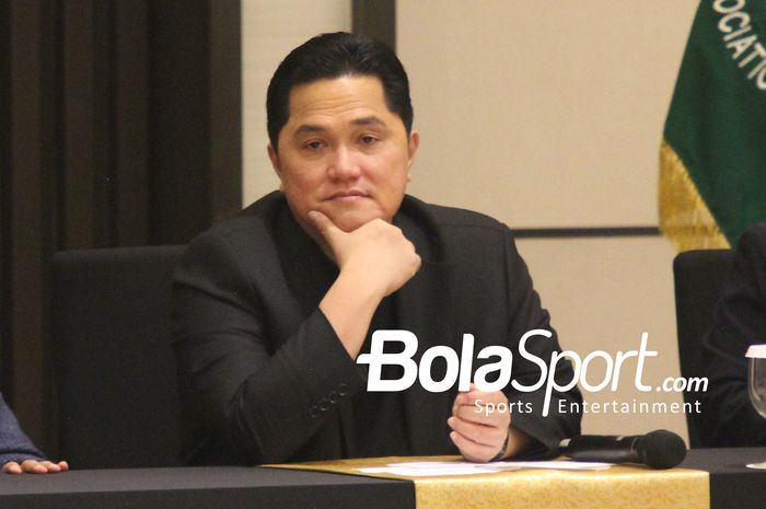 Ketua Umum PSSI, Erick Thohir, saat memberikan keterangan kepada media terkait nasib Shin Tae-yong, Senin (6/1/2025).