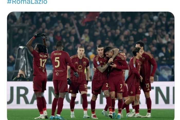 Para pemain AS Roma merayakan gol Lorenzo Pellegrini pada laga pekan ke-19 Liga Italia melawan Lazio di Stadion Olimpico, Minggu (5/1/2025).