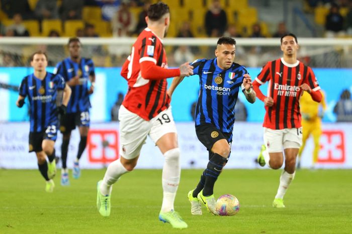 Lautaro Martinez beraksi dalam laga Inter Milan melawan AC Milan di final Piala Super Italia 2024, Senin (6/1/2025) di Riyadh, Arab Saudi.