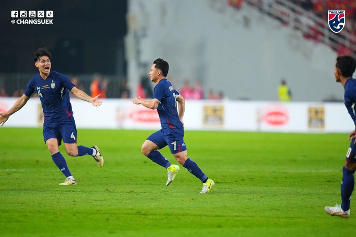 Selebrasi gelandang Timnas Thailand Supachok Sarachat saat mencetak gol ke gawang Timnas Vietnam di final leg kedua ASEAN Cup 2024.