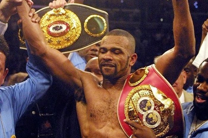 Legenda tinju, Roy Jones Jr, pernah meng-KO lawan dengan sempat menempatkan kedua tangannya di belakang badan pada 2 Februari 2002.