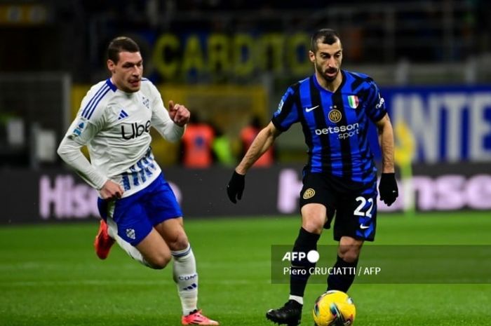 Andrea Belotti (kiri) berusaha merebut bola dari Henrikh Mkhitaryan dalam duel Como melawan Inter Milan pada lanjutan Liga Italia di San Siro (23/12/2024).