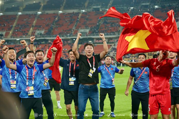 Selebrasi Kim Sang-sik saat berhasil membawa Timnas Vietnam juara ASEAN Cup 2024.