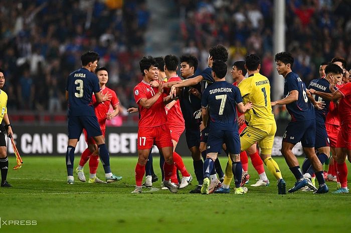 Perdebatan antara Timnas Vietnam dan Timnas Thailand ketika Supachok Sarachat mencetak 'gol kotor' di final ASEAN Cup 2024.