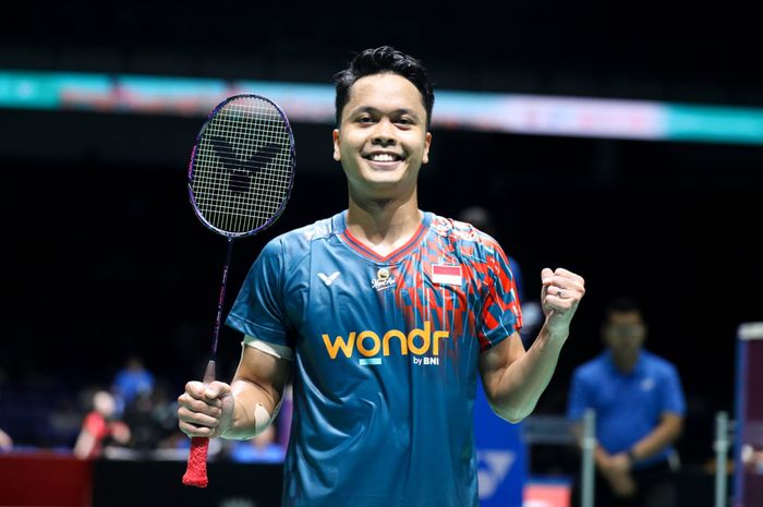 Pebulu tangkis tunggal putra Indonesia, Anthony Sinisuka Ginting, berpose setelah memenangi babak pertama Malaysia Open 2025 di Axiata Arena, Kuala Lumpur, Malaysia, Rabu (8/1/2025).