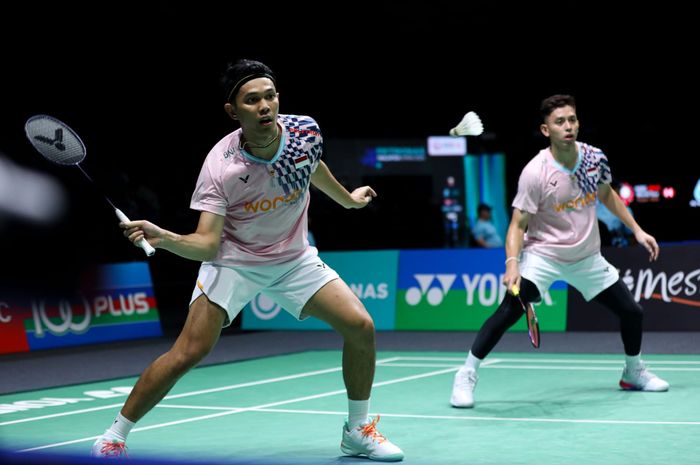 Pasangan ganda putra Indonesia, Fajar Alfian/Muhammad Rian Ardianto saat berlaga pada babak 32 besar Malaysia Open 2025 di Axiata Arena, Kuala Lumpur, Malaysia, Rabu (8/1/2025).