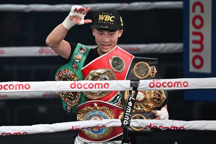 Petinju asal Jepang, Naoya Inoue, merayakan kesuksesannya menjadi juara dunia sejati kelas bantam super pada 26 Desember 2023.