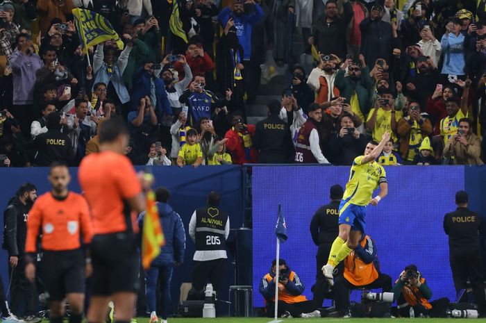 Cristiano Ronaldo merayakan gol untuk Al Nassr dalam duel Liga Arab Saudi melawan Al Okhdood di Stadion Al Awwal Park, Riyadh (9/1/2025).