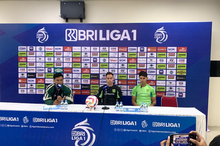 Pelatih Persebaya Surabaya, Paul Munster dan sang kapten, Bruno Moreira pada konferensi pers sebelum laga lawan PSS Sleman, Jumat (10/1/2025) sore WIB di Stadion Manahan, Solo