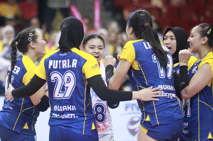 Reaksi pemain Jakarta Livin Mandiri saat melawan Jakarta Pertamina Enduro pada putaran pertama Proliga 2025 di GOR Jatidiri, Semarang, Jawa Tengah, 4 Januari 2025.