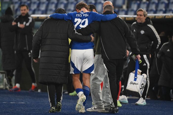 Wonderkid Como, Nico Paz, ditarik keluar setelah mengalami cedera dalam laga Liga Italia melawan Lazio di Stadion Olimpico, Jumat (10/1/2025). 