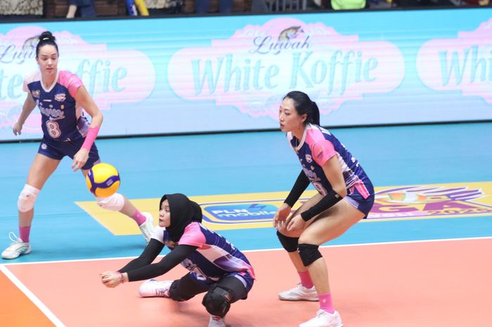 Middle blocker Jakarta Livin Mandiri, WIlda Siti Nur Fadhilah Sugandi, melakukan receive saat laga melawan Bandung bjb Tandamata, Sabtu (11/1/2025)