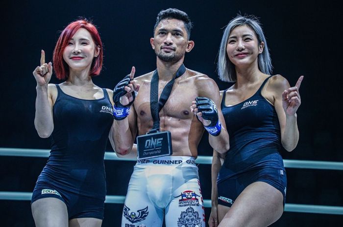 Atlet MMA asal Indonesia, Fajar, usai mengalahkan Egi Rozten dalam penampilan pertamanya di ONE Championship pada Februari 2020.