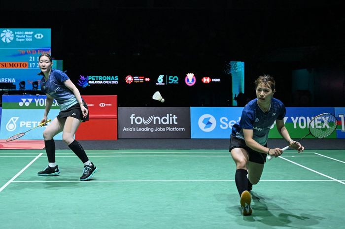 Pasangan ganda putri Jepang, Yuki Fukushima/Mayu Matsumoto, pada final Malaysia Open 2025 di Axiata Arena, Kuala Lumpur, Malaysia, Minggu (12/1/2025).