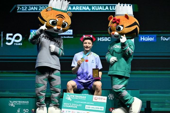 Pebulu tangkis tunggal putra China, Shi Yu Qi, berpose di podium juara Malaysia Open 2025 di Axiata Arena, Kuala Lumpur, Malaysia, Minggu (12/1/2025).