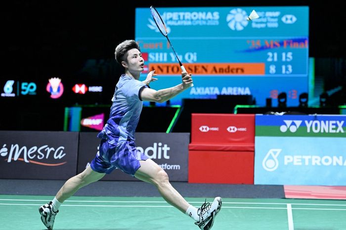 Pebulu tangkis tunggal putra China, Shi Yu Qi, pada final Malaysia Open 2025 di Axiata Arena, Kuala Lumpur, Malaysia, Minggu (12/1/2025).