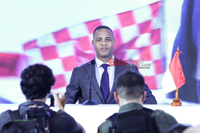 Pelatih baru timnas Indonesia, Patrick Kluivert saat diperkenalkan ke publik saat konferensi pers di Hotel Mulia, Jakarta pada Minggu (12/1/2025).