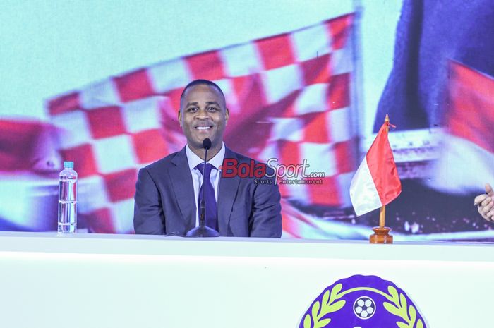 Pelatih baru timnas Indonesia, Patrick Kluivert, sedang memberikan keterangan kepada awak media di Hotel Mulia, Jakarta pada Minggu (12/1/2025).