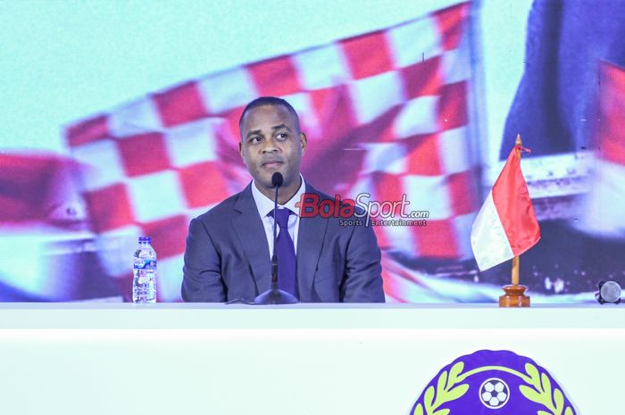 Pelatih baru timnas Indonesia, Patrick Kluivert, sedang memberikan keterangan kepada awak media di Hotel Mulia, Jakarta pada Minggu (12/1/2025).