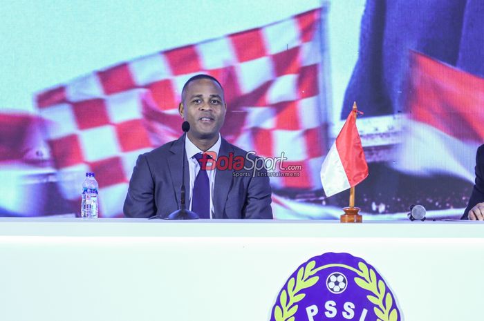 Pelatih baru timnas Indonesia, Patrick Kluivert, sedang memberikan keterangan kepada awak media di Hotel Mulia, Jakarta pada Minggu (12/1/2025).