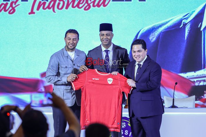 Ketua Umum PSSI, Erick Thohir (kanan), sedang foto bersama dengan Patrick Kluivert (tengah) yang menggunakan peci atau kopiah ditemani sang asisten bernama Denny Landzaat (kiri) di Hotel Mulia, Jakarta pada Minggu (12/1/2025).