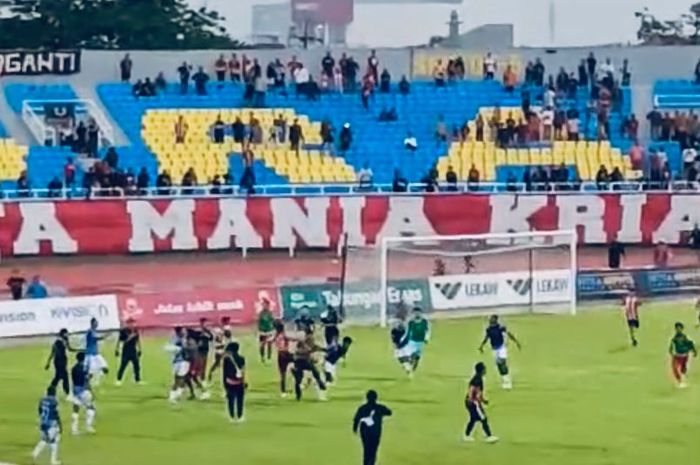 Kericuhan pada laga pekan terakhir putaran kedua Liga 2 2024/2025 antara Deltras Sidoarjo vs Persibo Bojonegoro di Stadion Gelora Delta Sidoarjo, Sabtu (11/1/2025).