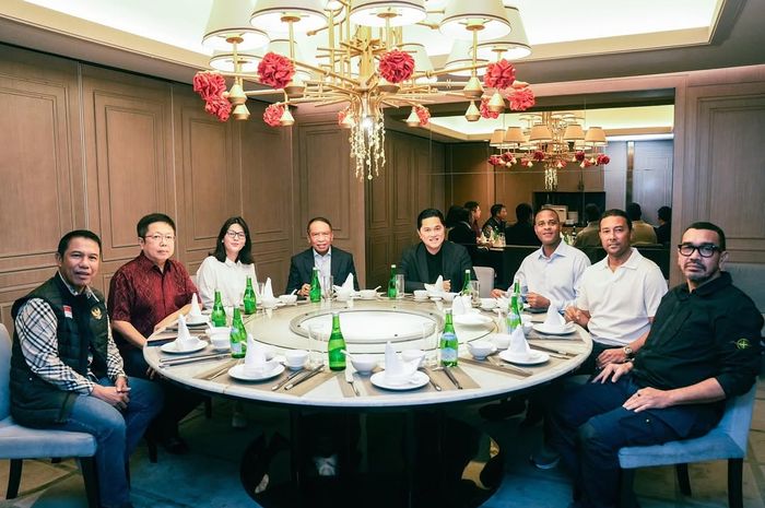 Pelatih  timnas Indonesia Patrick Kluivert makan siang dengan Erick Thohir, Ratu Tisha, dan Exco PSSI.